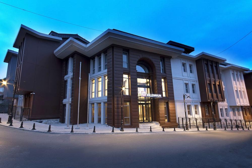 Millennium Istanbul Golden Horn Istambul Exterior foto The headquarters of the university in the center of the city