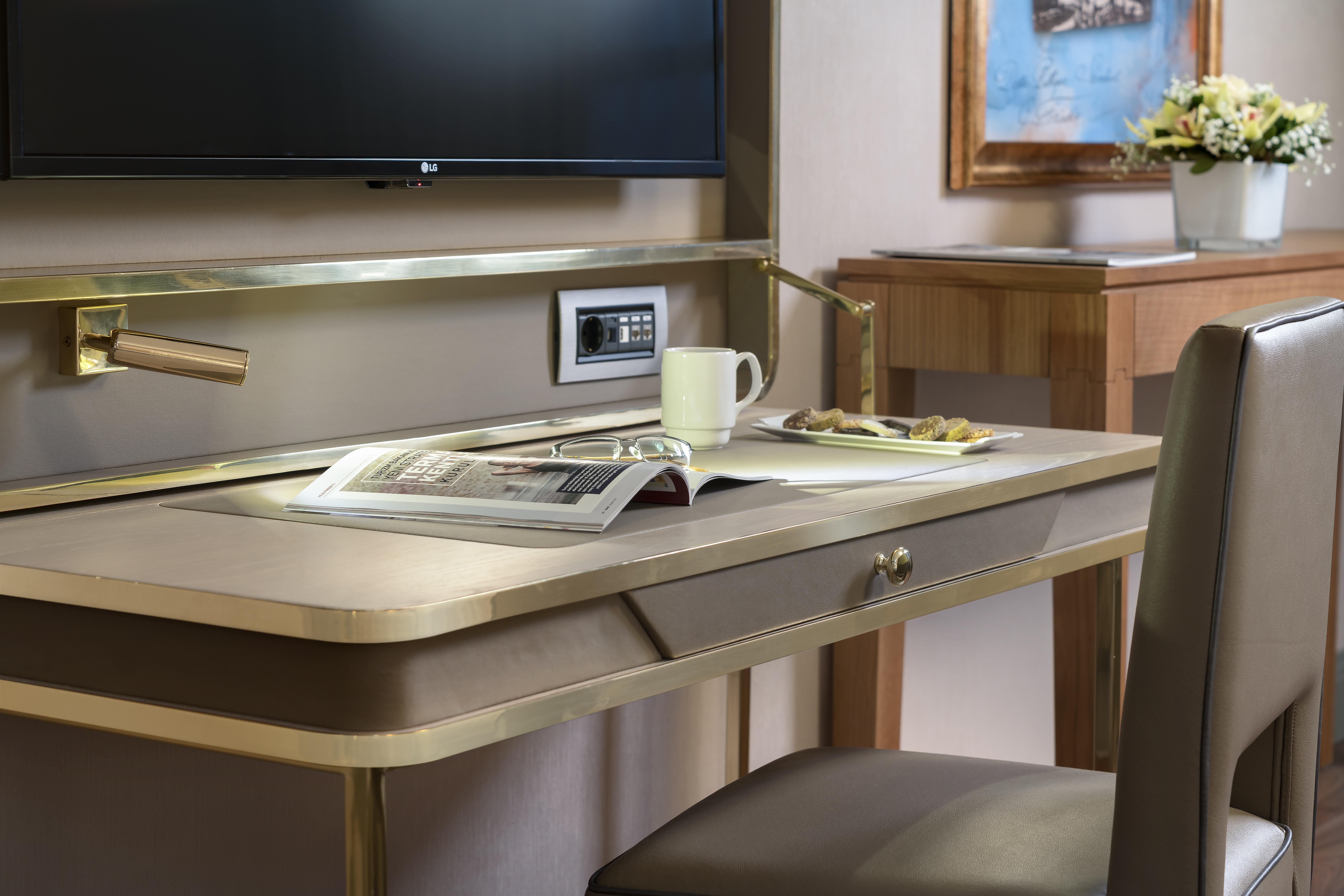 Millennium Istanbul Golden Horn Istambul Exterior foto A desk in a hotel room