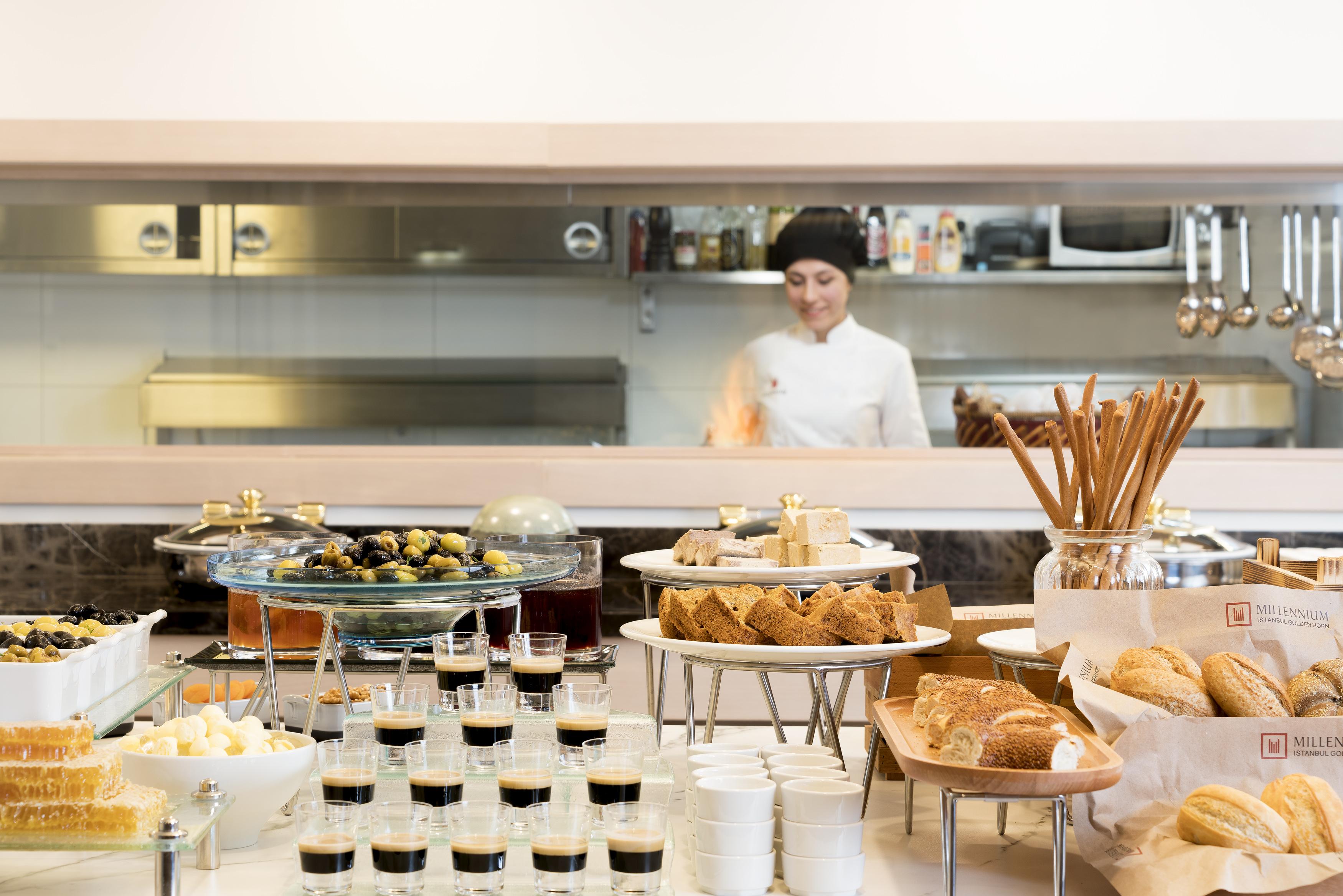 Millennium Istanbul Golden Horn Istambul Exterior foto A buffet at a hotel