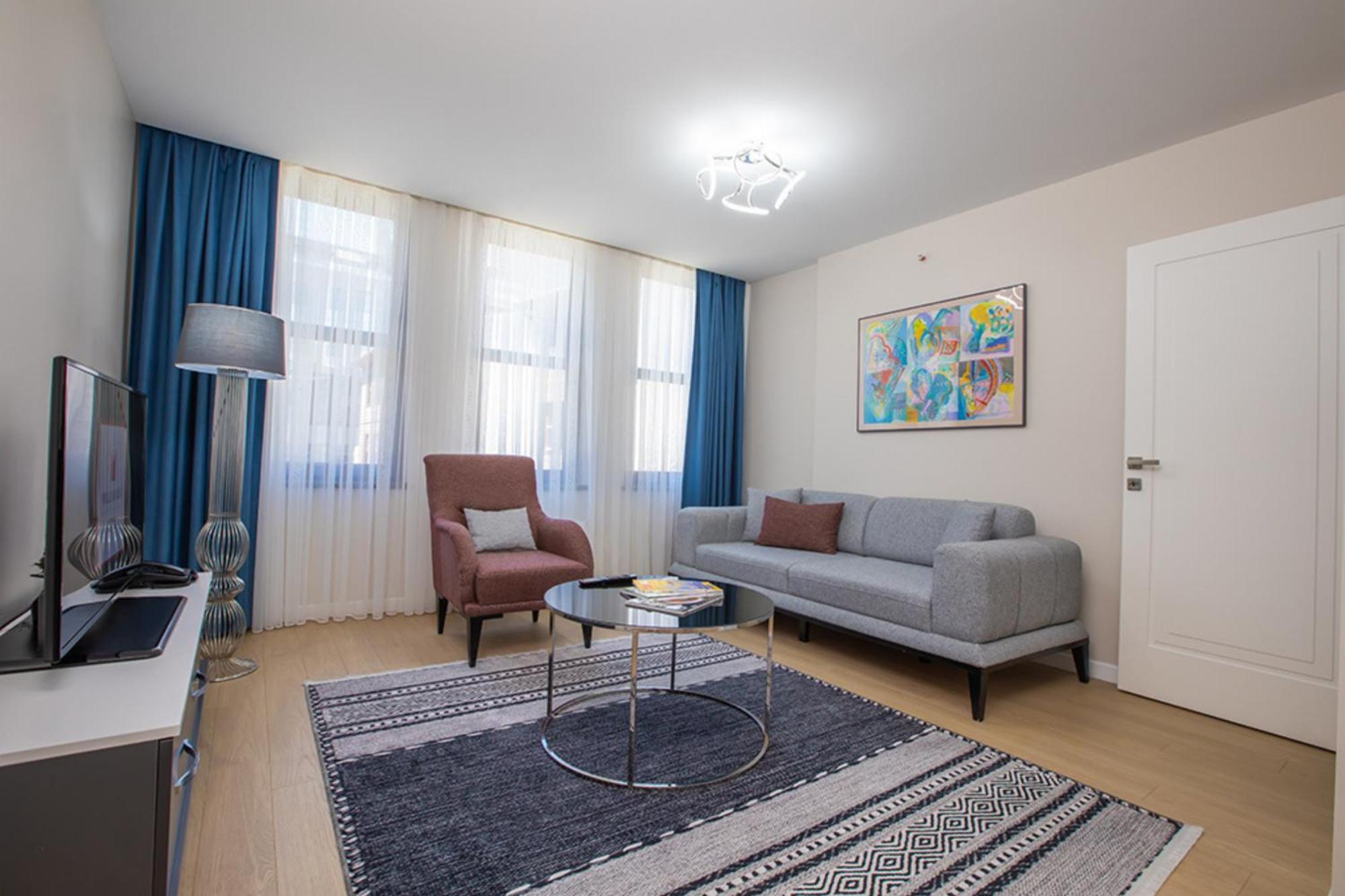 Millennium Istanbul Golden Horn Istambul Exterior foto A living room in a serviced apartment in Dubai, United Arab Emirates